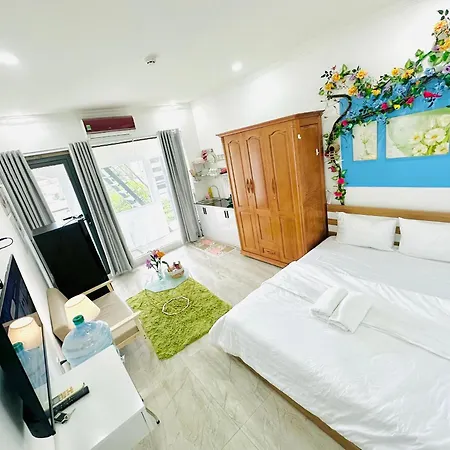 I Riverside 405B I Spacious Studio W Kitchen & Balcony